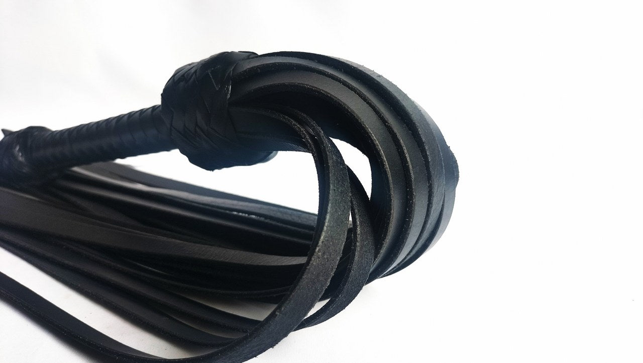 met-deze-tuig-lederen-flogger-haal-je-jezelf-een-stuggere-zweep-in-huid-met-een-diepe-impact-en-een-scherp-kantje-2