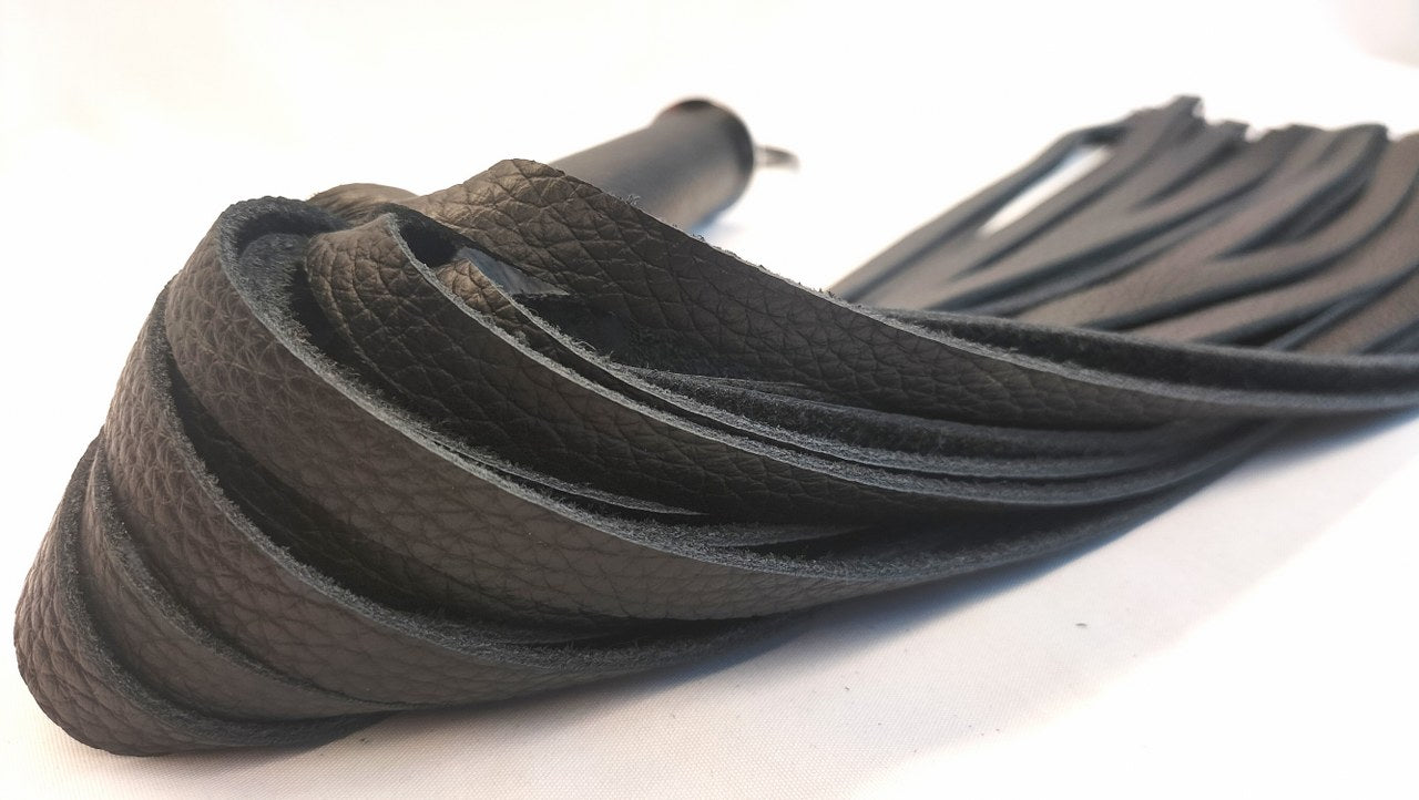 Zwarte leder flogger met metalen D-ringen - impact play zweep