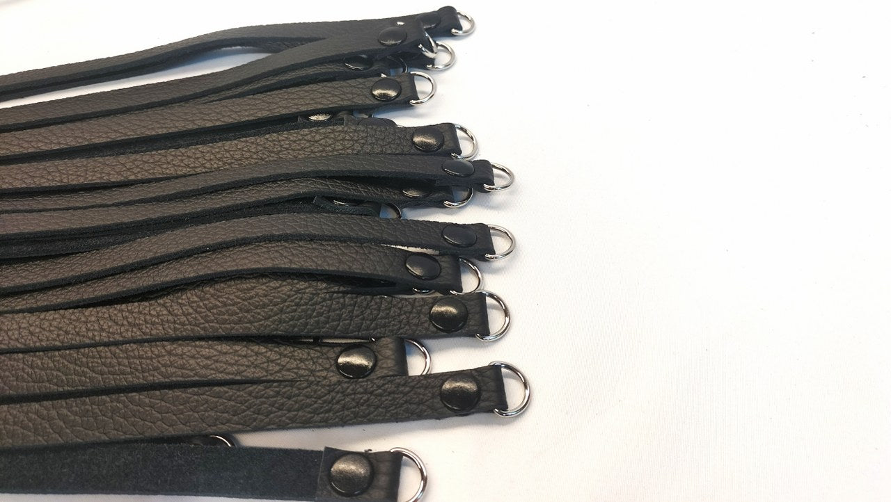 BDSM flogger zwart leer - detail handgreep en D-ringen