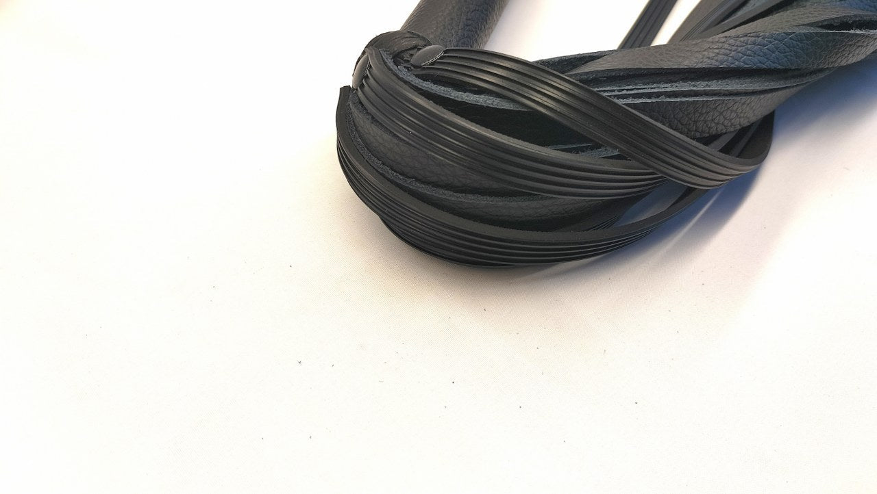 Zwart Leder Flogger met Rubber Falls – Handgemaakt Impact Play - Impact Play - SM - speeltjes