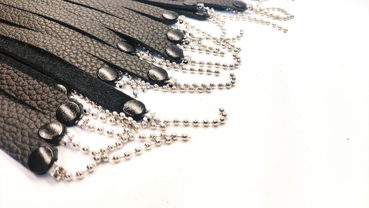 Zwart Leder Flogger met Zilverkleurige Chainballs - Handgemaakte Leren Flogger - BDSM - SM - speeltjes