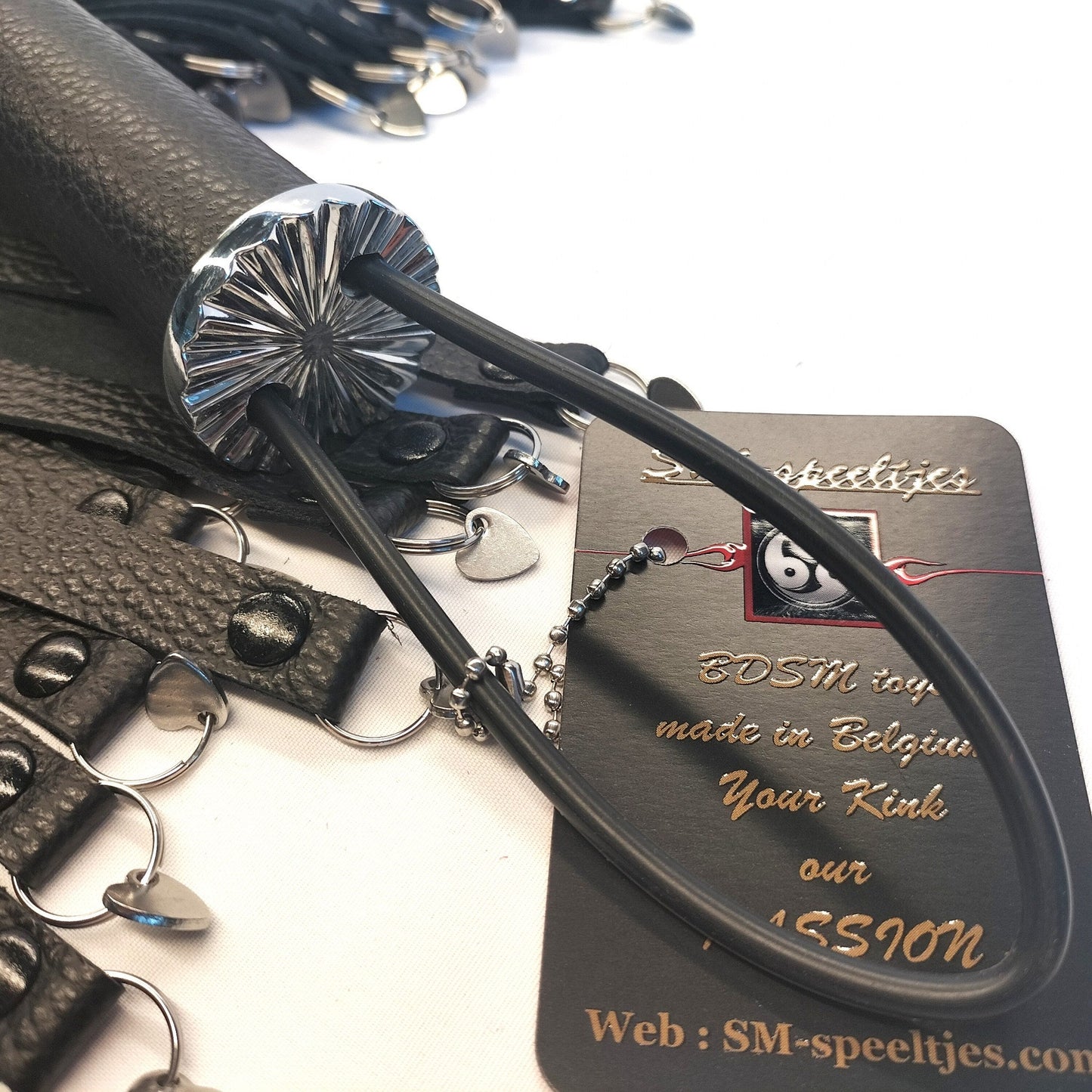 Zwart Leren Flogger met Metalen Hartjes 70cm - 36 Falls 50cm Handgemaakt België - Impact Play - Floggers - SM - speeltjes