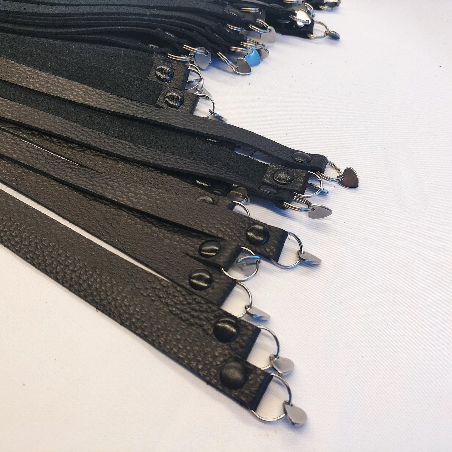 Zwart Leren Flogger met Metalen Hartjes 70cm - 36 Falls 50cm Handgemaakt België - Impact Play - Floggers - SM - speeltjes