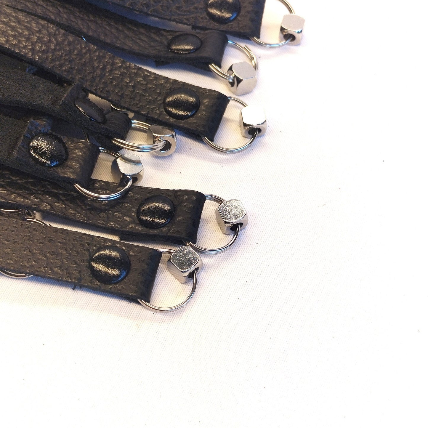 Zwart Leren Flogger met Metalen Kubusjes 70cm - 36 Falls 50cm 500g Handgemaakt België - Impact Play - Floggers - SM - speeltjes