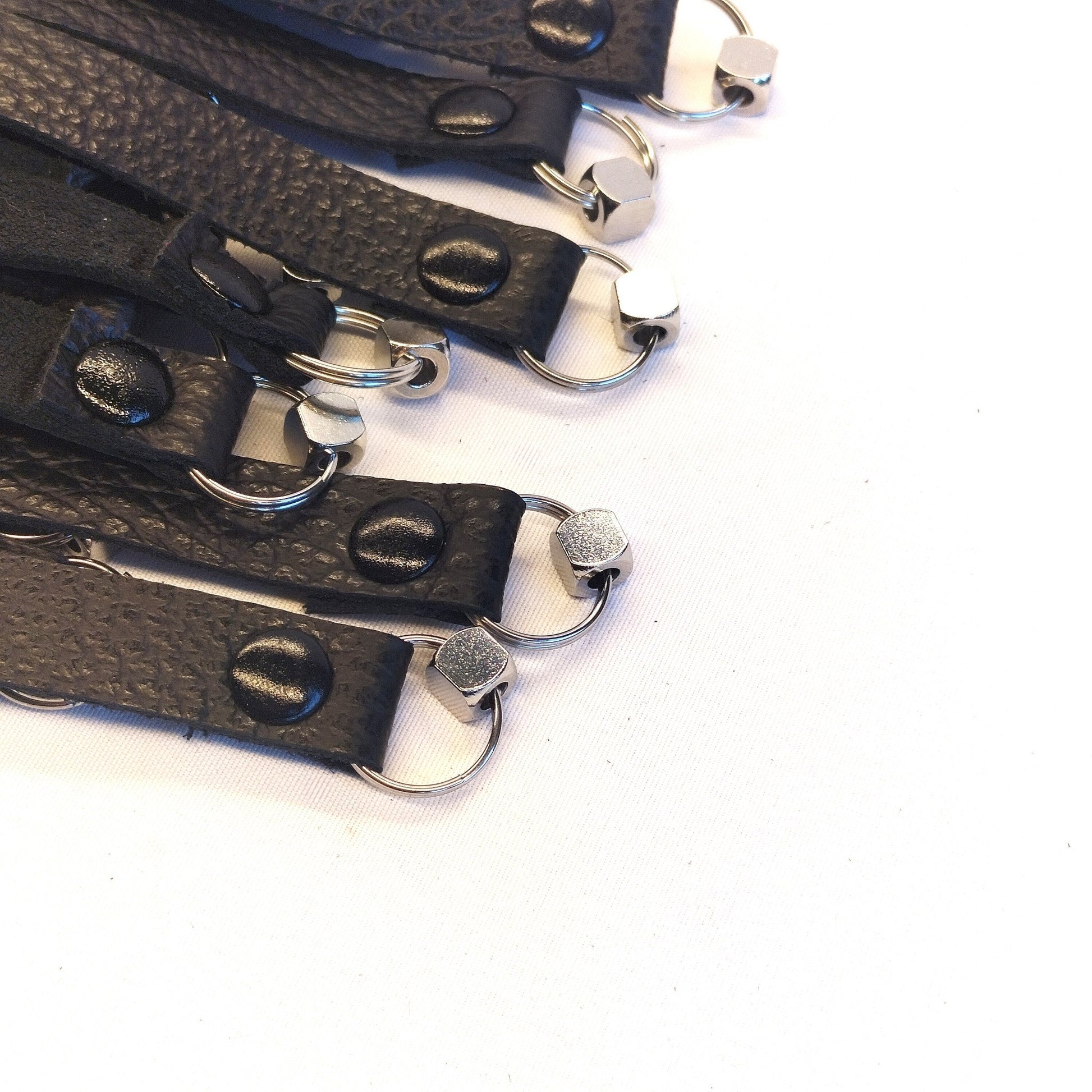 Zwart Leren Flogger met Metalen Kubusjes 70cm - 36 Falls 50cm 500g Handgemaakt België - Impact Play - Floggers - SM - speeltjes