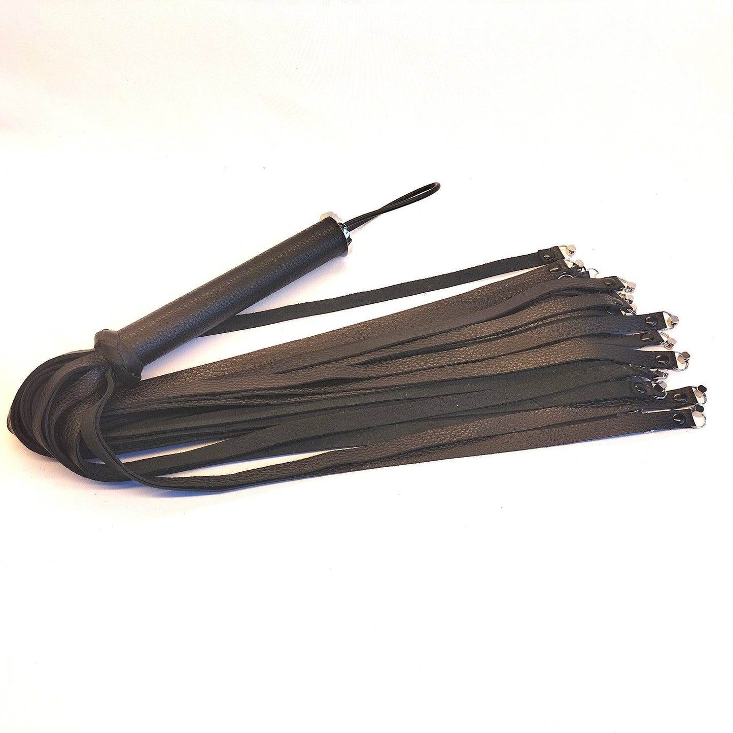 Zwart Leren Flogger met Metalen Kubusjes 70cm - 36 Falls 50cm 500g Handgemaakt België - Impact Play - Floggers - SM - speeltjes