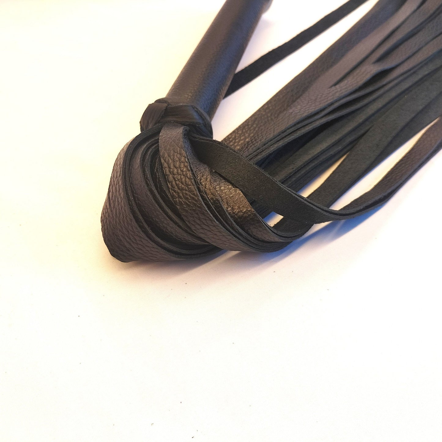 Zwart Leren Flogger met Metalen Kubusjes 70cm - 36 Falls 50cm 500g Handgemaakt België - Impact Play - Floggers - SM - speeltjes