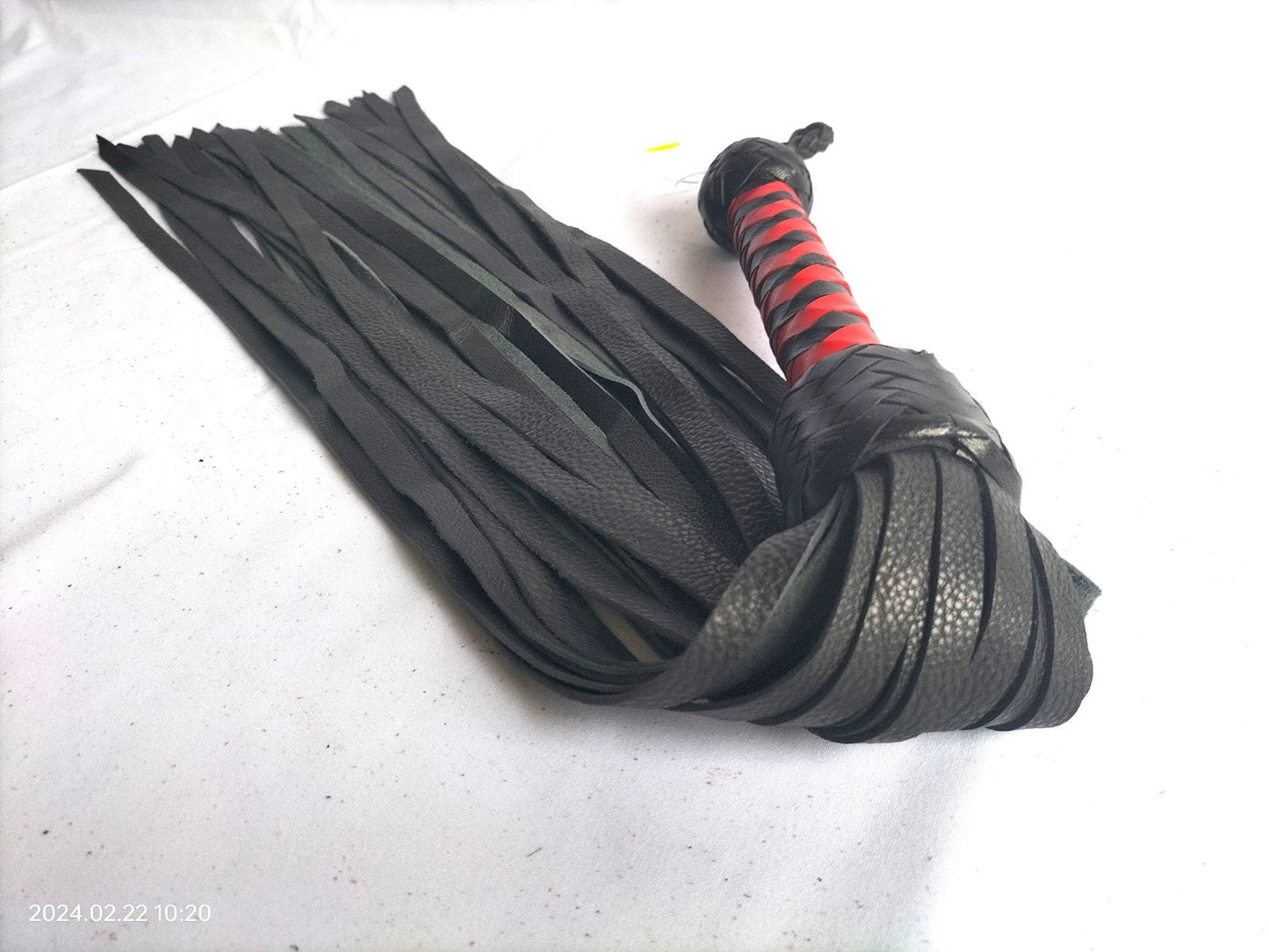 deze-zwart-leder-flogger-is-een-leuke-instapper-voor-wie-op-zoek-is-naar-de-betere-kwalitiet-floggers-dan-wat-je-kan-vinden-in-de-eroshop-hij-is-voorzien-van-36-falls-schuin-van-55cm-lang-afgesneden-en-ligt-prima-in-de-hand-2