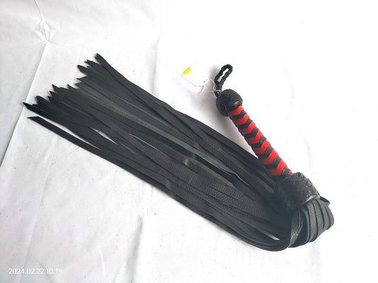 deze-zwart-leder-flogger-is-een-leuke-instapper-voor-wie-op-zoek-is-naar-de-betere-kwalitiet-floggers-dan-wat-je-kan-vinden-in-de-eroshop-hij-is-voorzien-van-36-falls-schuin-van-55cm-lang-afgesneden-en-ligt-prima-in-de-hand-3