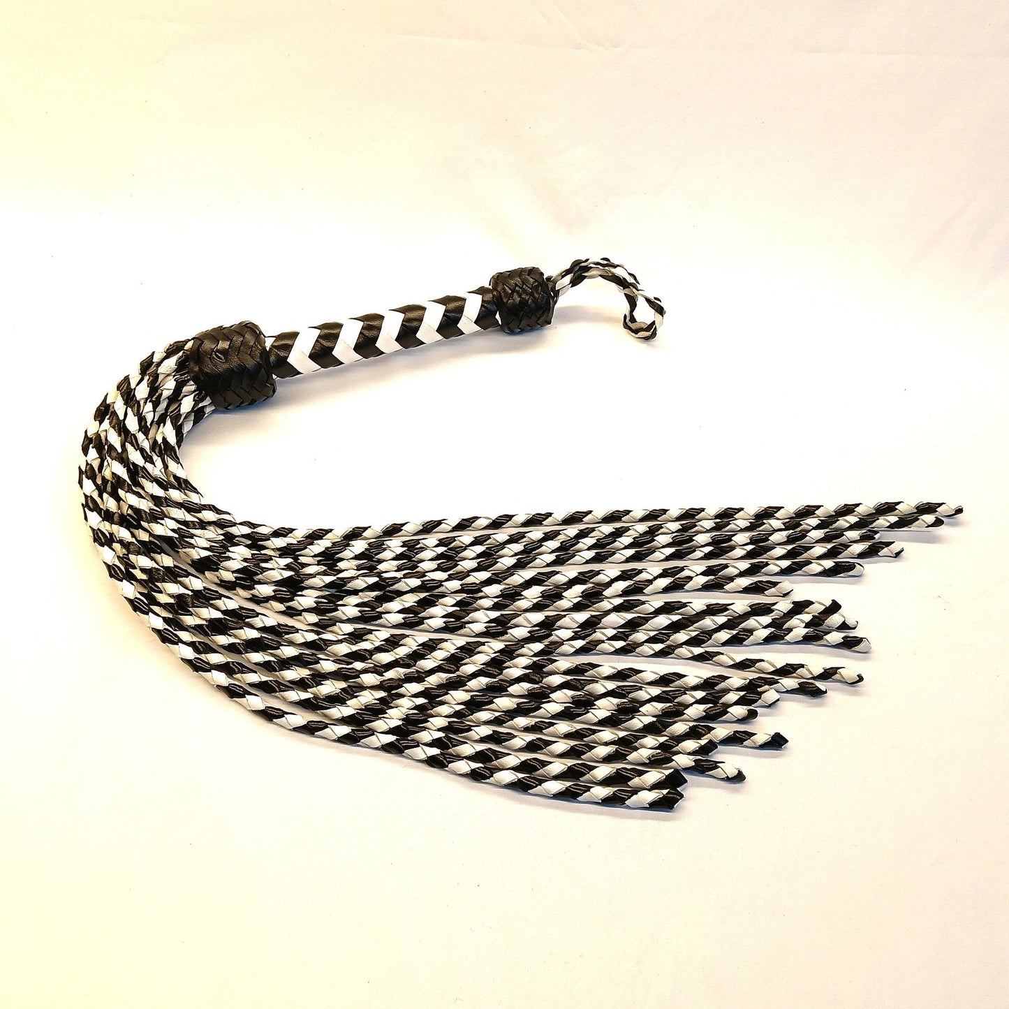 Zwart Wit Leder Cat O 18 Gevlochten Falls – BDSM Flogger 72cm - Impact Play - SM - speeltjes