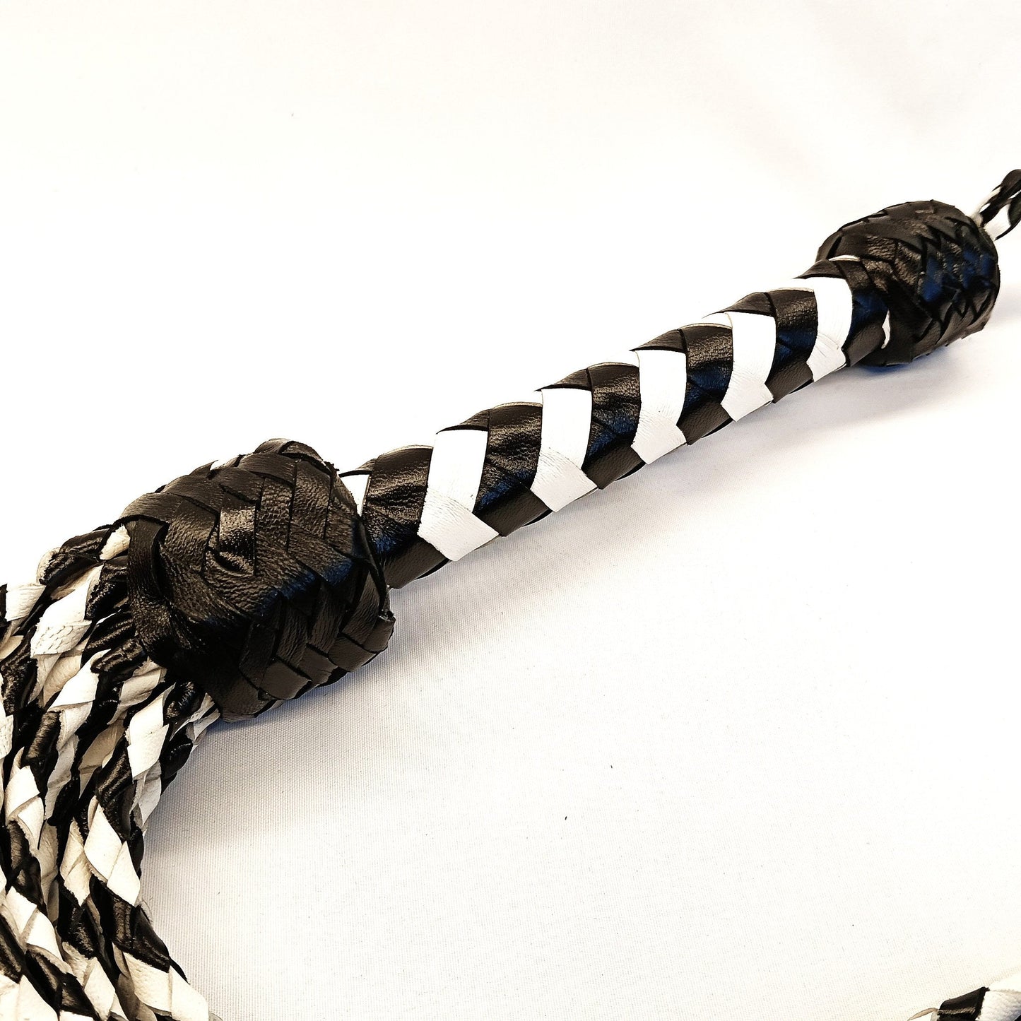 Zwart Wit Leder Cat O 18 Gevlochten Falls – BDSM Flogger 72cm - Impact Play - SM - speeltjes