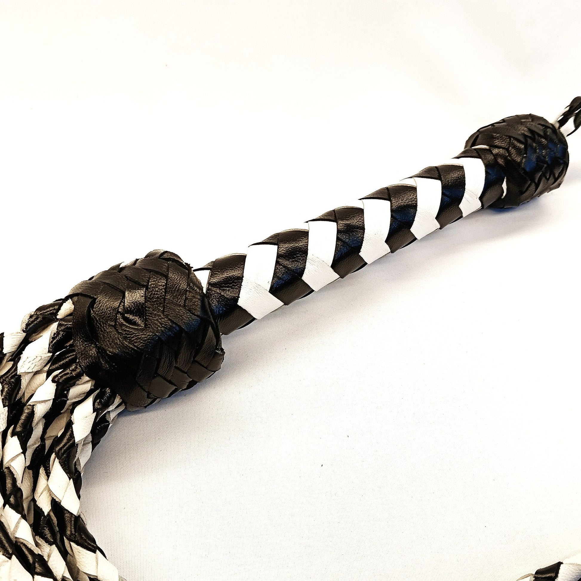 Zwart Wit Leder Cat O 18 Gevlochten Falls – BDSM Flogger 72cm - Impact Play - SM - speeltjes