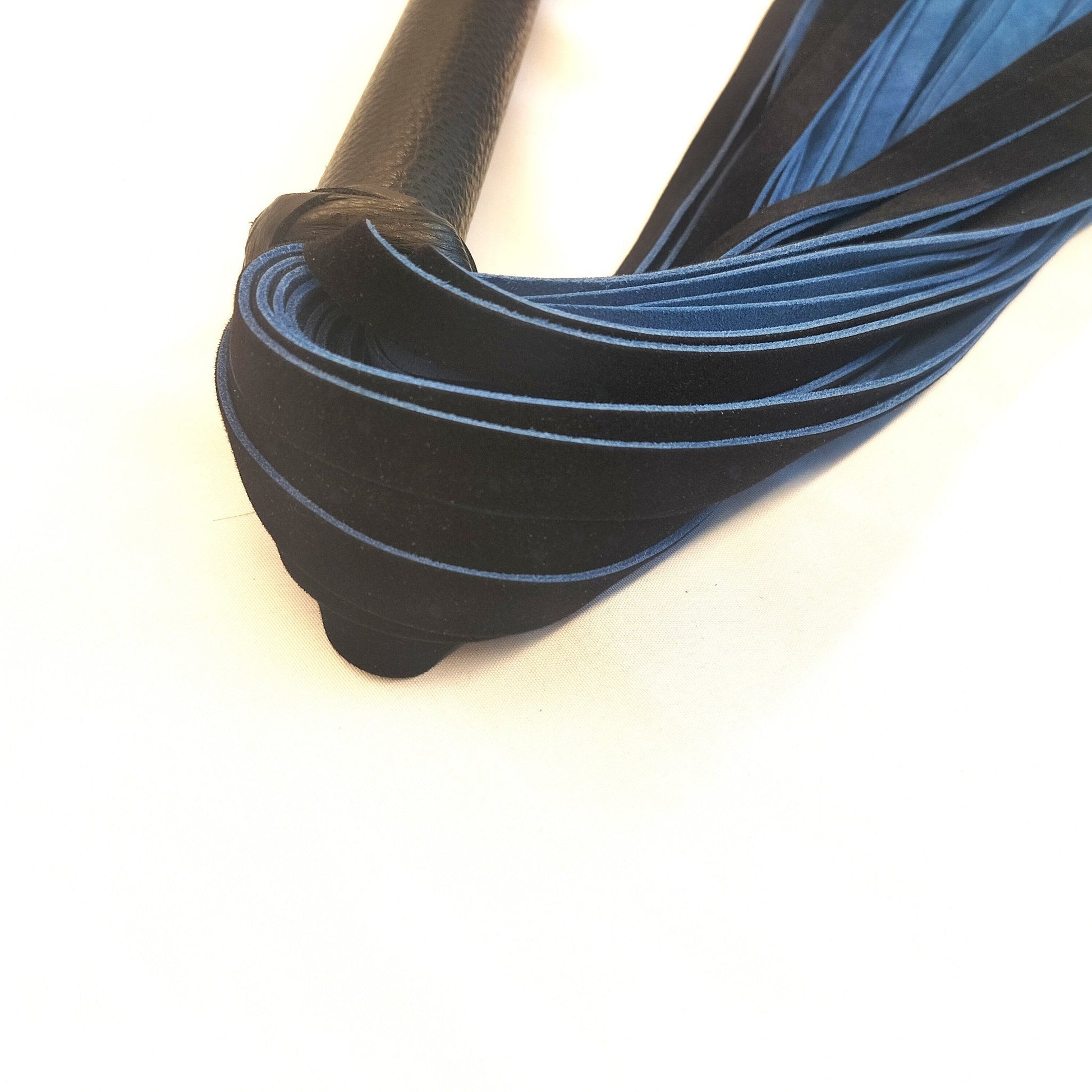 Zwart/blauw suède Flogger 500g - 36 Falls 50cm 2mm Dik Handgemaakt België - Impact Play - SM - speeltjes