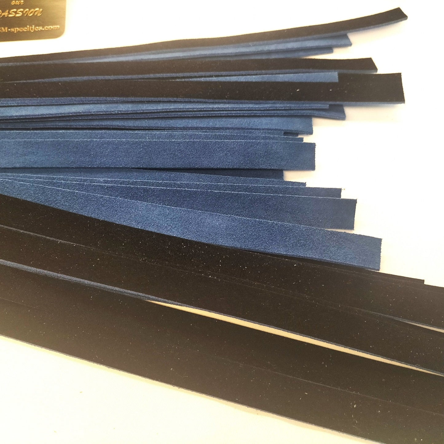 Zwart/blauw suède Flogger 500g - 36 Falls 50cm 2mm Dik Handgemaakt België - Impact Play - SM - speeltjes