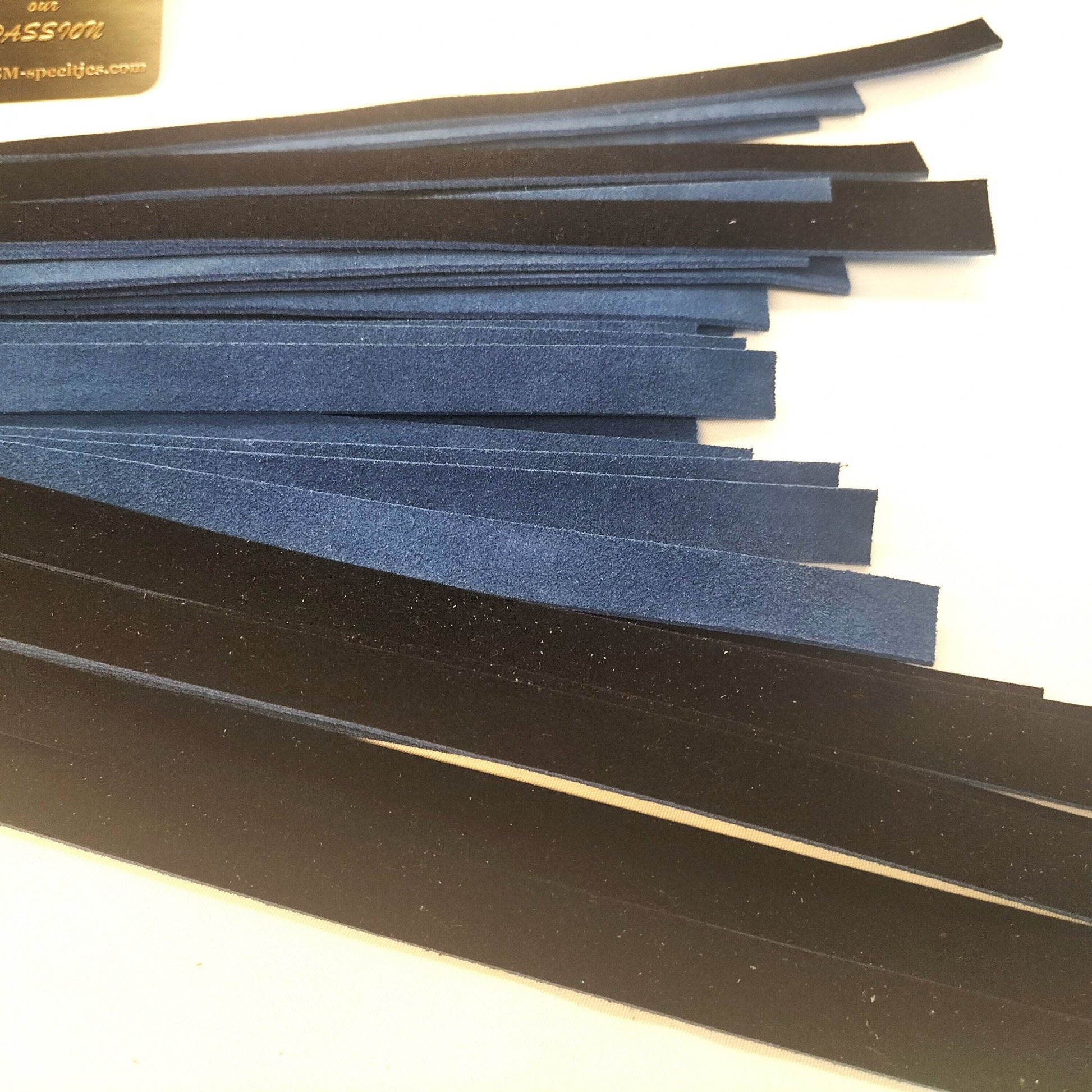 Zwart/blauw suède Flogger 500g - 36 Falls 50cm 2mm Dik Handgemaakt België - Impact Play - SM - speeltjes
