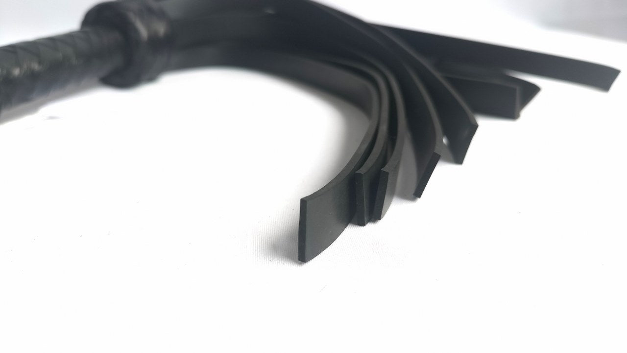 dankzij-deze-korte-silicone-flogger-kan-je-toch-een-iets-gemener-spel-spelen-kortbij-jouw-speelpartner-en-samen-genieten-in-die-bubbel-van-aandacht-en-genegenheid-3