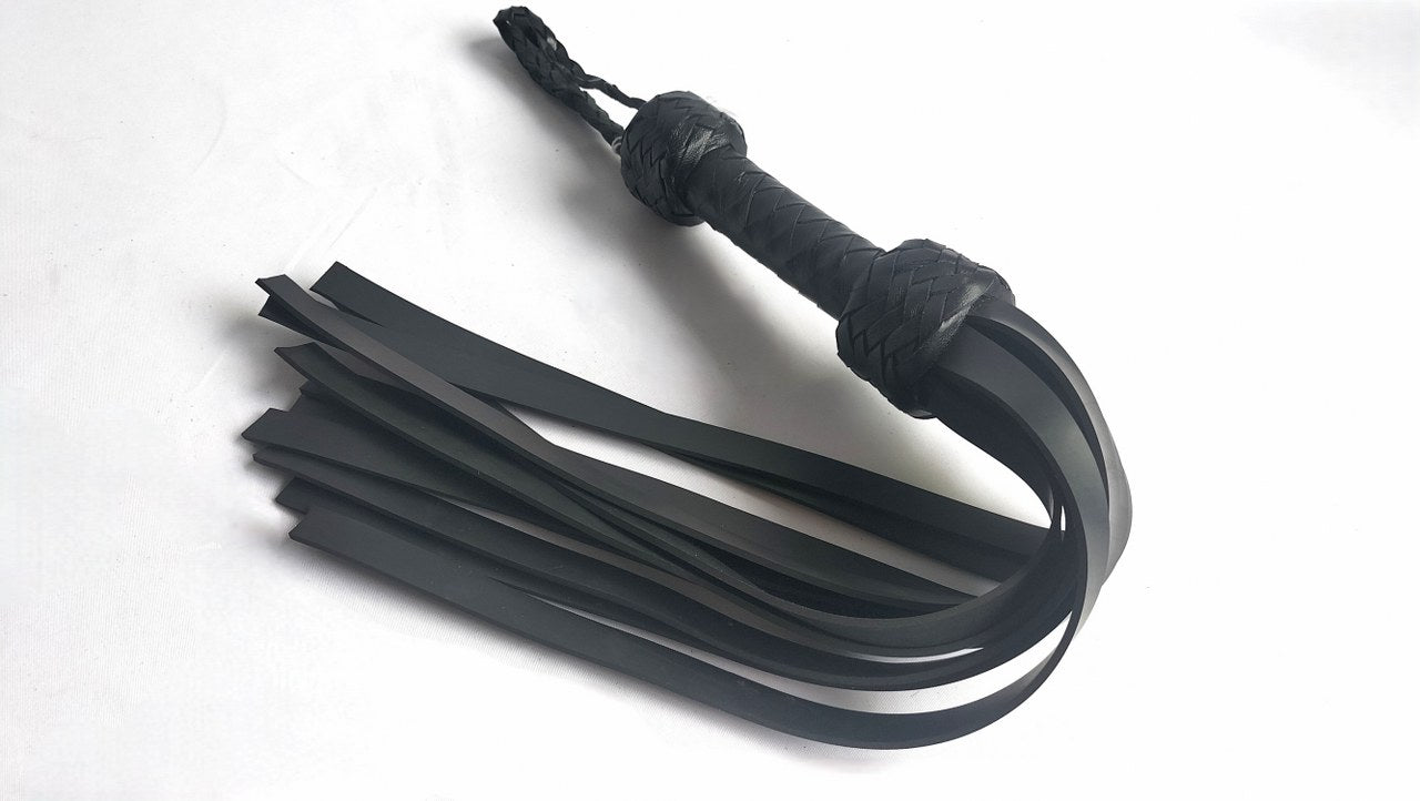 dankzij-deze-korte-silicone-flogger-kan-je-toch-een-iets-gemener-spel-spelen-kortbij-jouw-speelpartner-en-samen-genieten-in-die-bubbel-van-aandacht-en-genegenheid-2