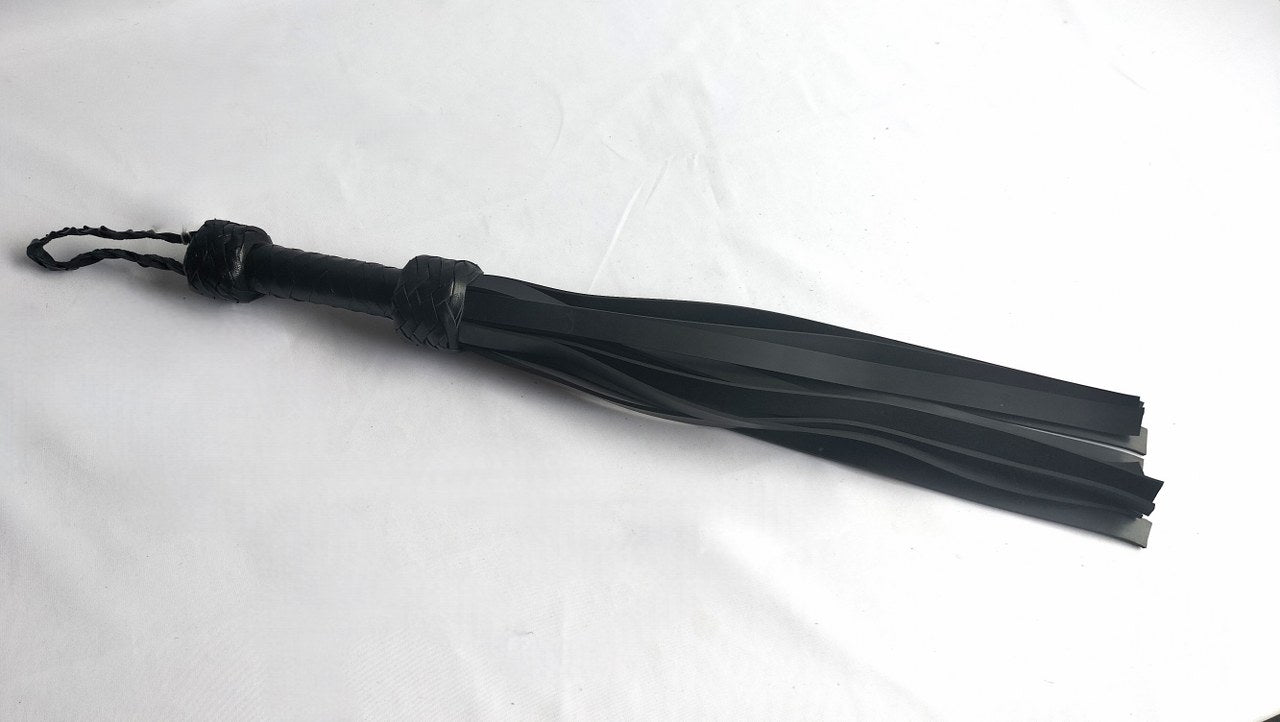 dankzij-deze-korte-silicone-flogger-kan-je-toch-een-iets-gemener-spel-spelen-kortbij-jouw-speelpartner-en-samen-genieten-in-die-bubbel-van-aandacht-en-genegenheid-1