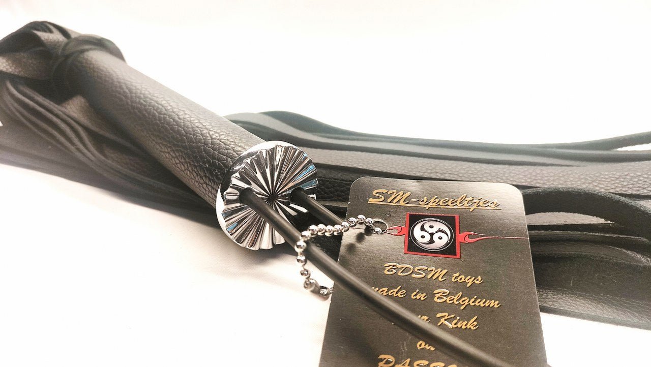 Zwarte Leren Flogger Kopen - Met 8 skulls Handgemaakt België - BDSM - SM - speeltjes