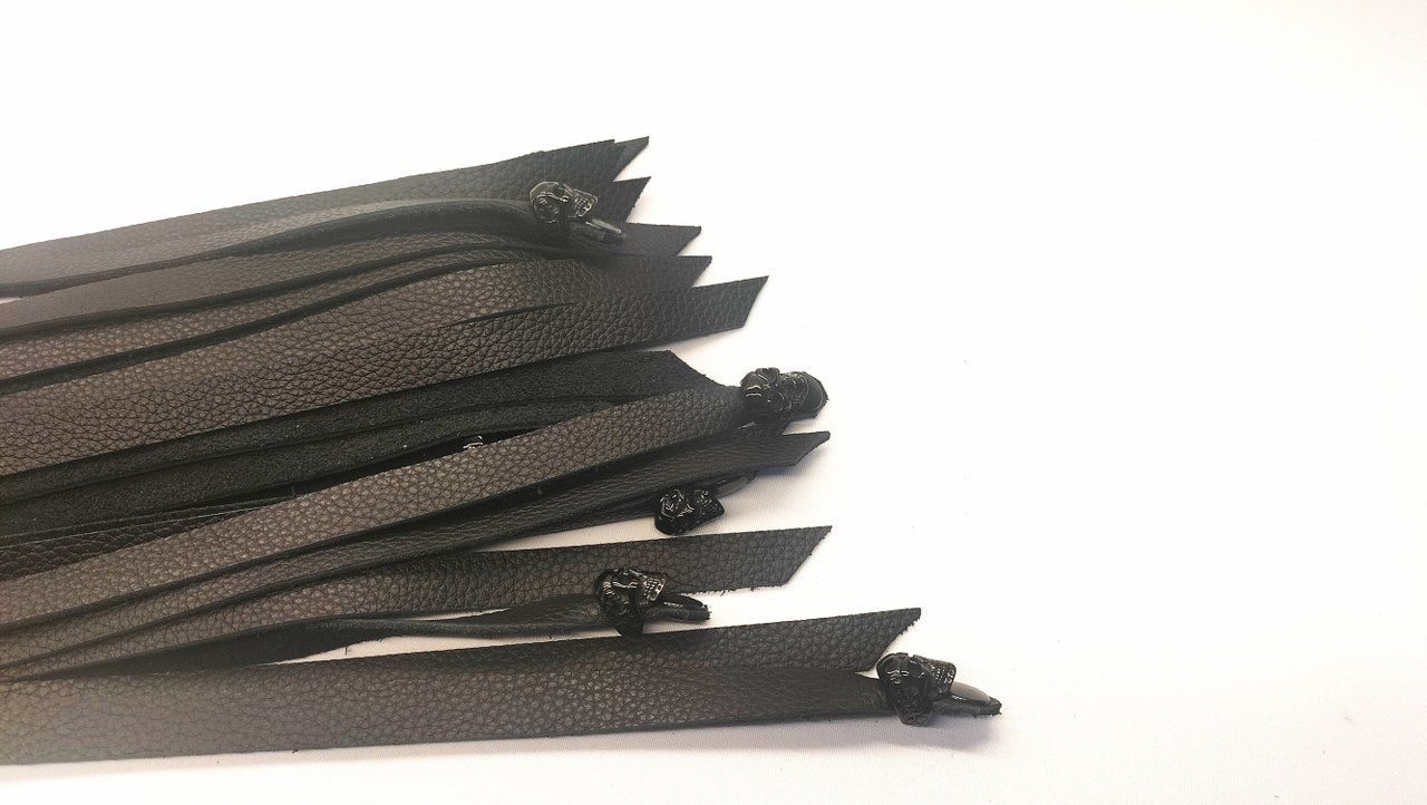 Zwarte Leren Flogger Kopen - Met 8 skulls Handgemaakt België - BDSM - SM - speeltjes