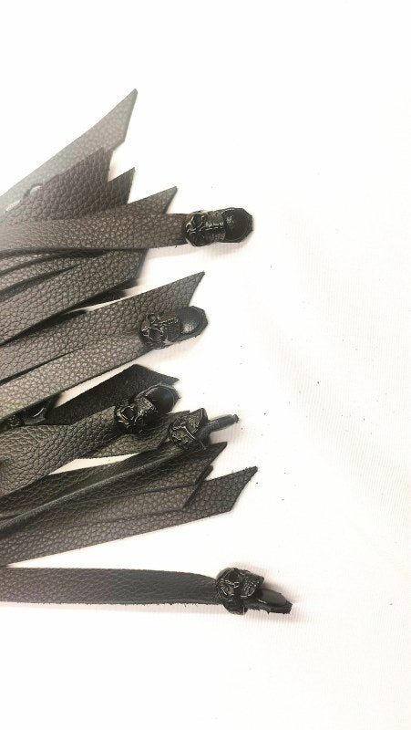 Zwarte Leren Flogger Kopen - Met 8 skulls Handgemaakt België - BDSM - SM - speeltjes