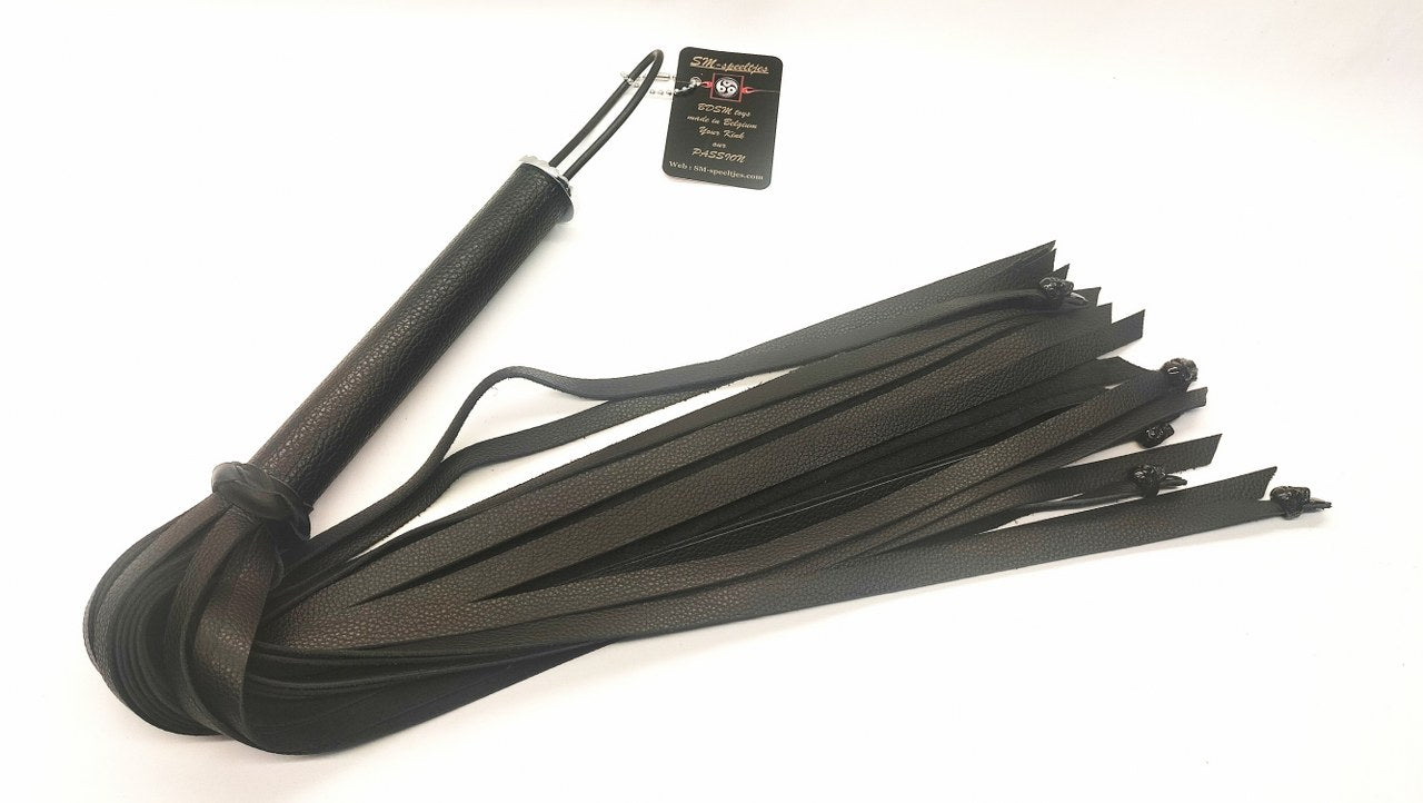 Zwarte Leren Flogger Kopen - Met 8 skulls Handgemaakt België - BDSM - SM - speeltjes