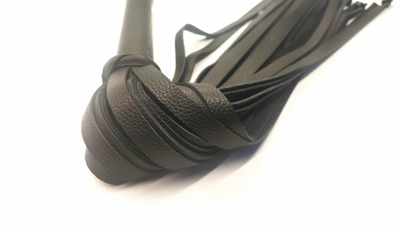 Zwarte Leren Flogger Kopen - Met 8 skulls Handgemaakt België - BDSM - SM - speeltjes