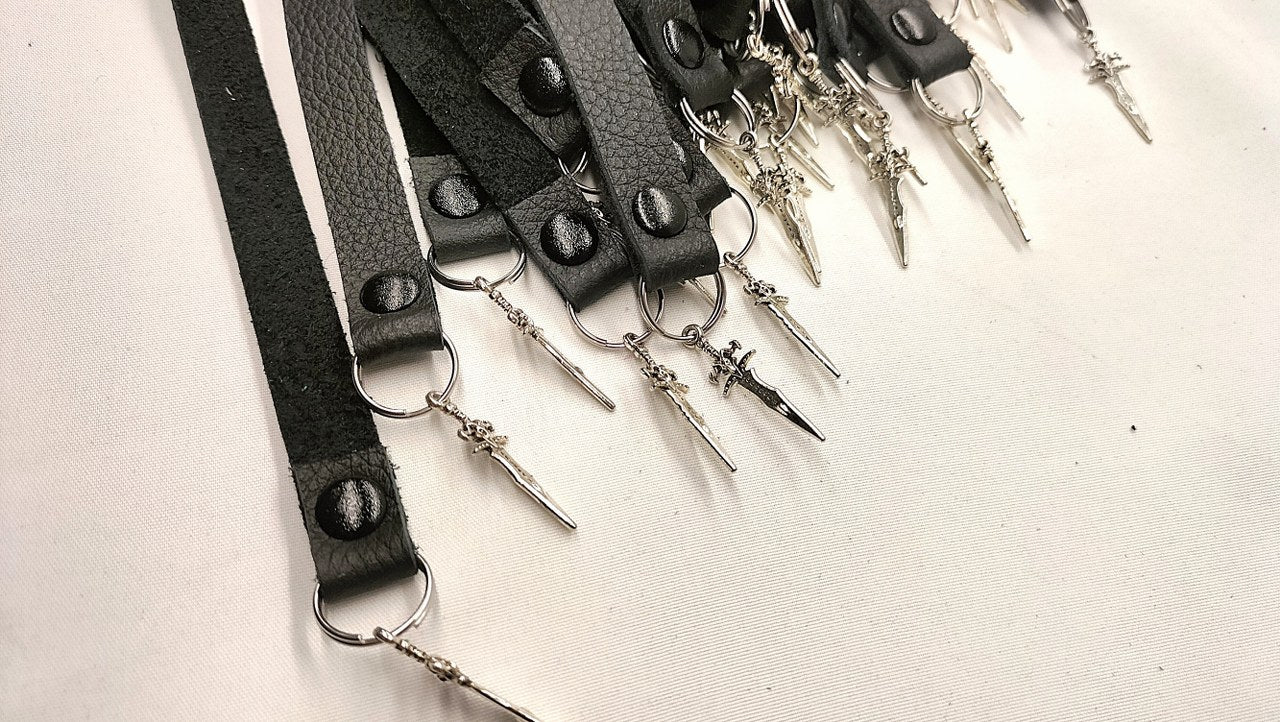 Zwarte Leren Flogger met 36 Zilverkleurige Mini Mesjes - 70cm Handgemaakt - Impact Play - Floggers - SM - speeltjes