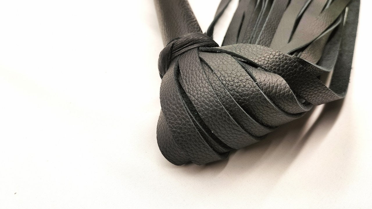 Zwarte Leren Flogger met 36 Zilverkleurige Mini Mesjes - 70cm Handgemaakt - Impact Play - Floggers - SM - speeltjes