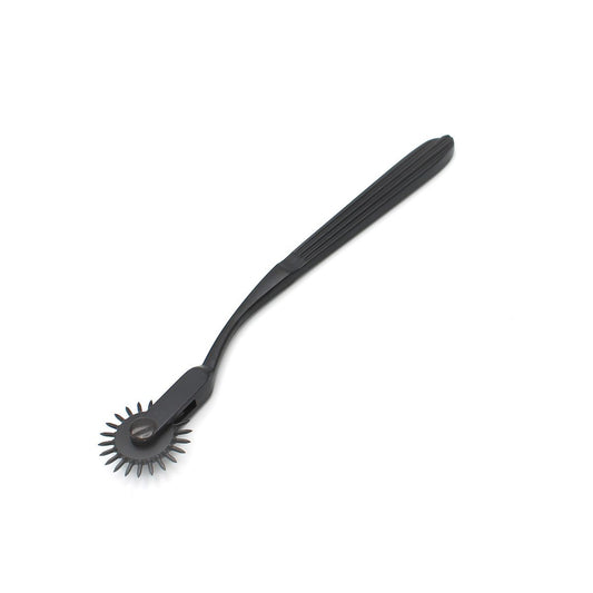 met-dit-zwart-gecoate-wartelberger-wieltje-voorzien-van-allemaal-fijne-scherpe-puntjes-ga-je-de-sensuele-toer-op-en-weet-je-alle-gevoelige-plekjes-bij-je-partner-te-vinden-1