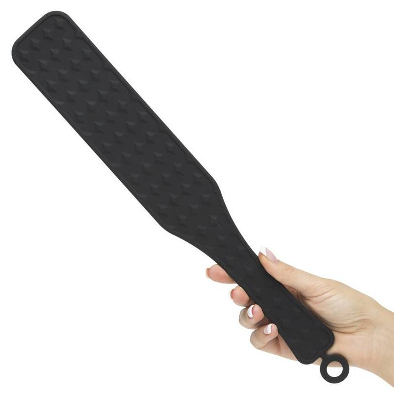 met-deze-zwart-geruite-spank-paddel-gemaakt-van-silicone-weet-je-jouw-speelpartner-zeker-te-bekoren-hij-kan-zowel-afgekoeld-worden-als-verwarmd-worden-daarnaast-is-hij-ook-nog-eens-hyperalergeen gemaakt-2