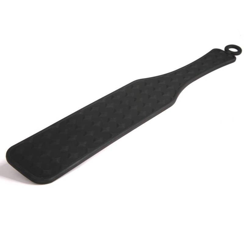 met-deze-zwart-geruite-spank-paddel-gemaakt-van-silicone-weet-je-jouw-speelpartner-zeker-te-bekoren-hij-kan-zowel-afgekoeld-worden-als-verwarmd-worden-daarnaast-is-hij-ook-nog-eens-hyperalergeen gemaakt-4