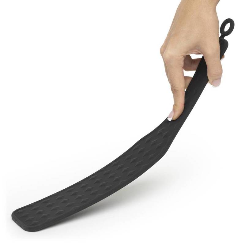 met-deze-zwart-geruite-spank-paddel-gemaakt-van-silicone-weet-je-jouw-speelpartner-zeker-te-bekoren-hij-kan-zowel-afgekoeld-worden-als-verwarmd-worden-daarnaast-is-hij-ook-nog-eens-hyperalergeen gemaakt-5