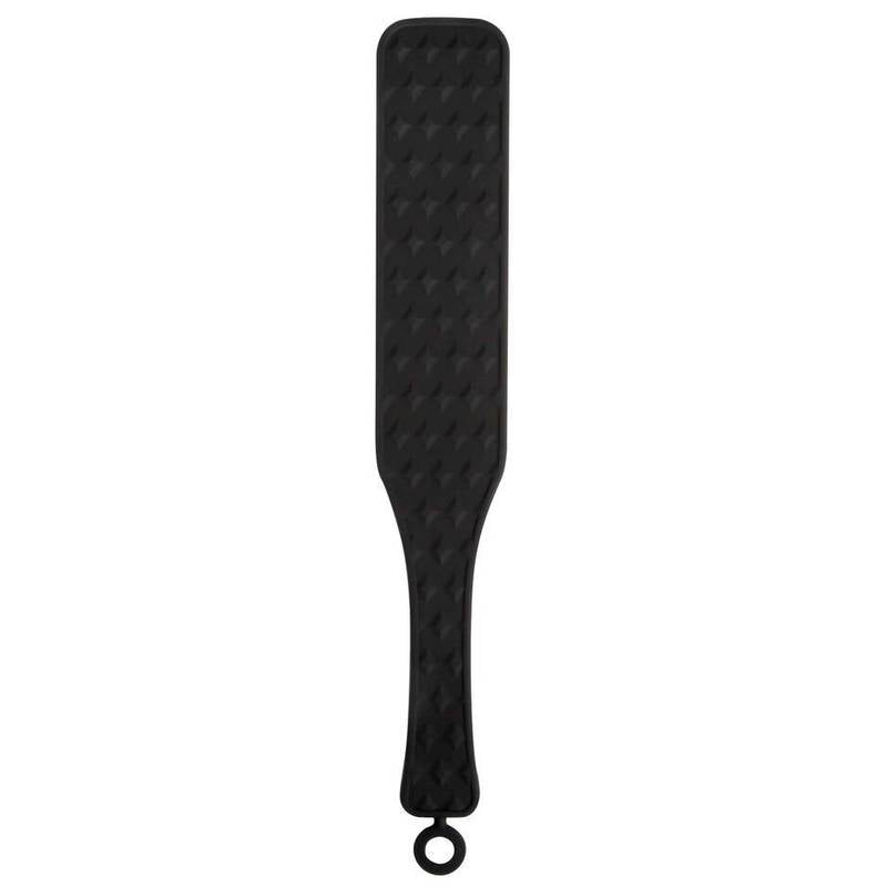 met-deze-zwart-geruite-spank-paddel-gemaakt-van-silicone-weet-je-jouw-speelpartner-zeker-te-bekoren-hij-kan-zowel-afgekoeld-worden-als-verwarmd-worden-daarnaast-is-hij-ook-nog-eens-hyperalergeen gemaakt-1