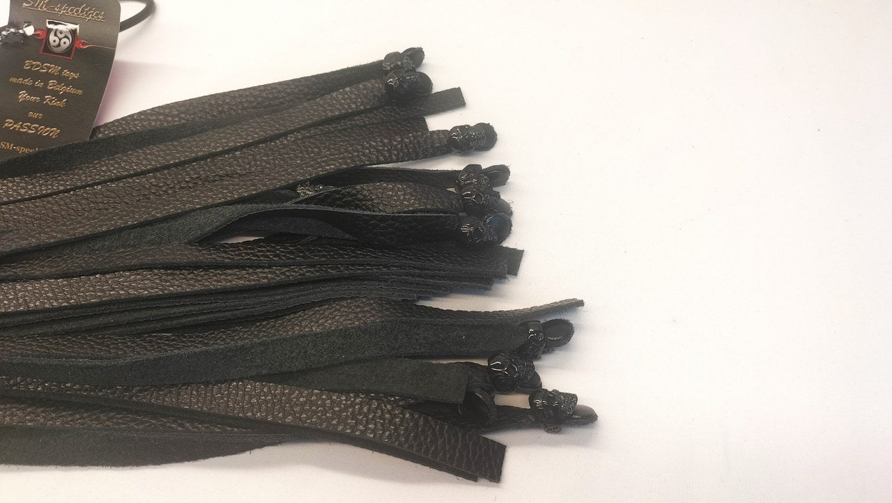 Zwarte Skull Flogger met 16 Zwarte RVS Skulls – 36 Falls Impact Zweep - Impact Play Flogger - SM - speeltjes