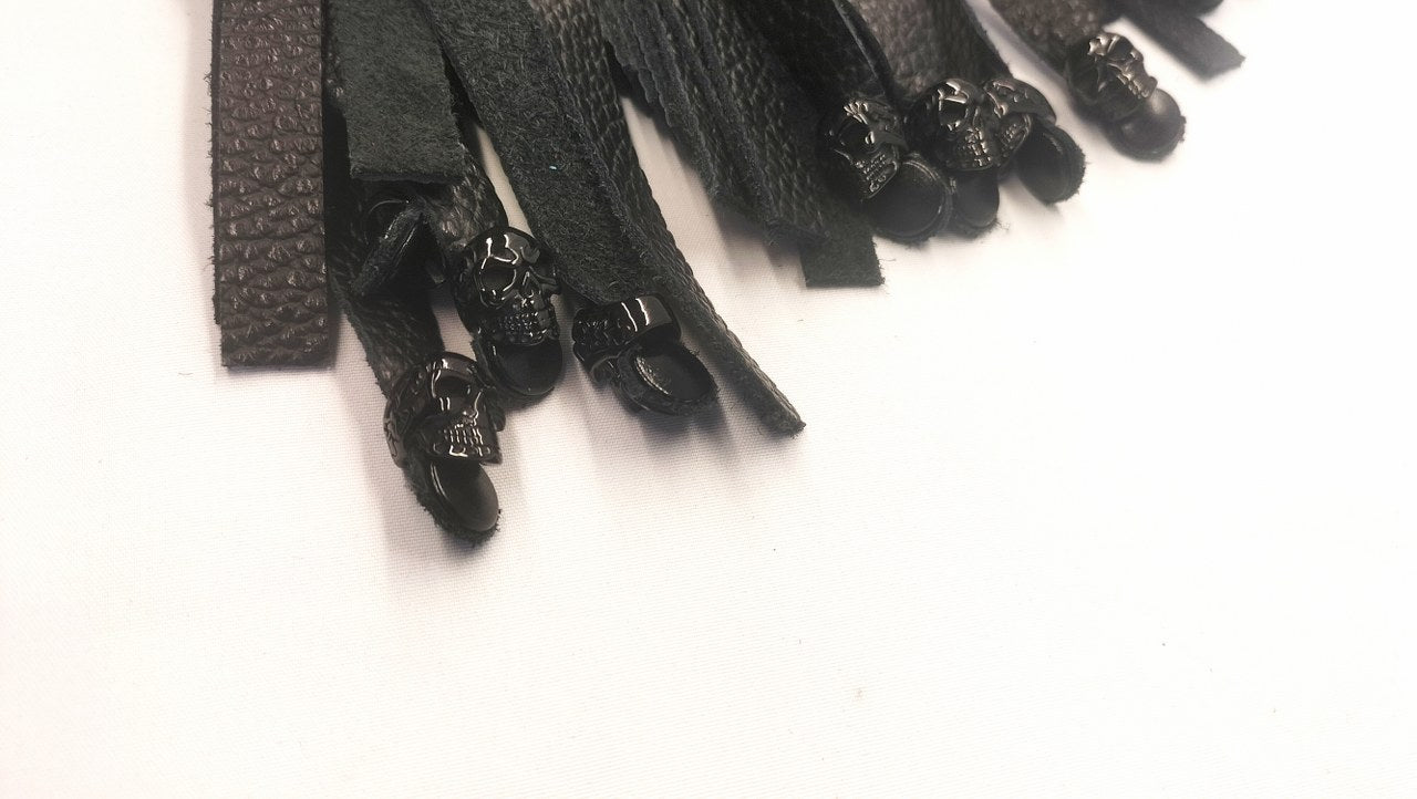 Zwarte Skull Flogger met 16 Zwarte RVS Skulls – 36 Falls Impact Zweep - Impact Play Flogger - SM - speeltjes