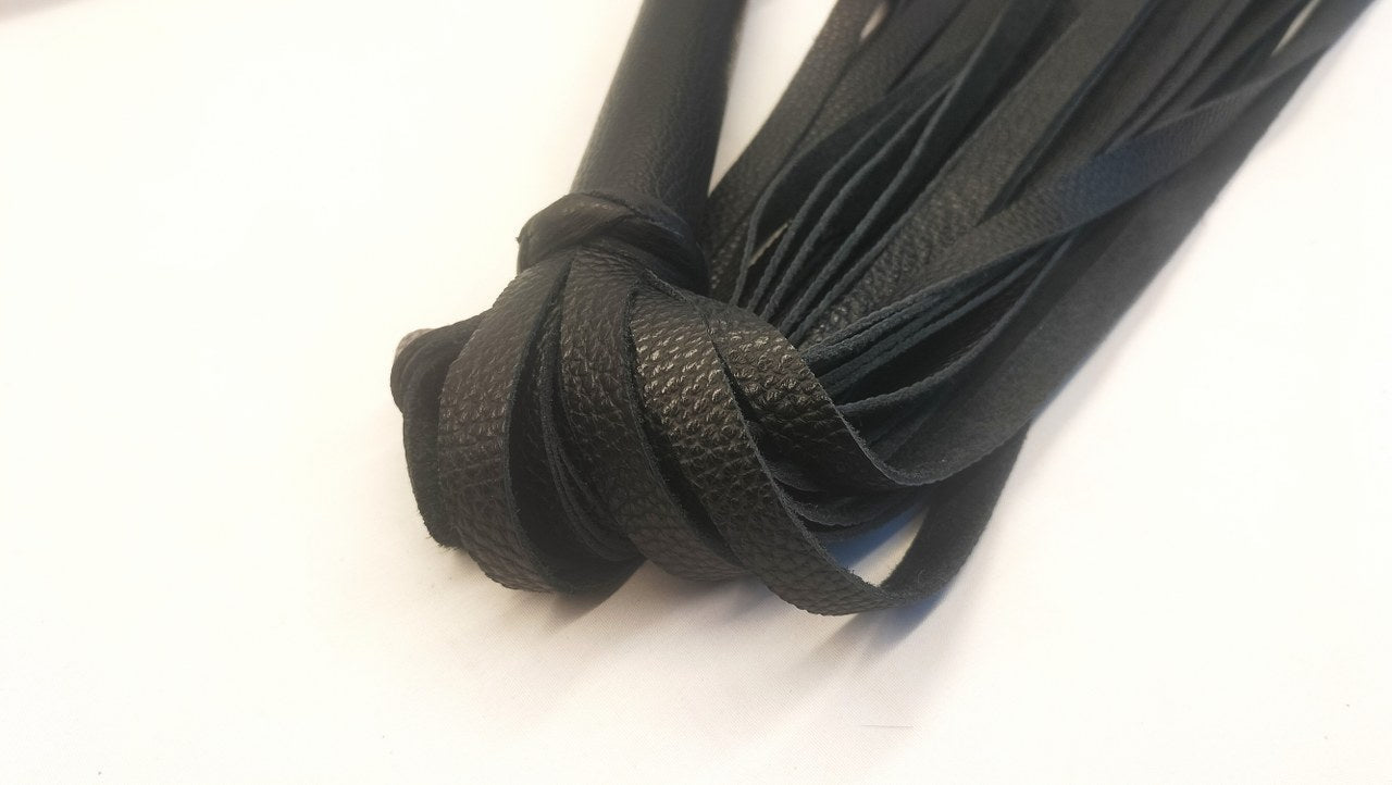 Zwarte Skull Flogger met 16 Zwarte RVS Skulls – 36 Falls Impact Zweep - Impact Play Flogger - SM - speeltjes