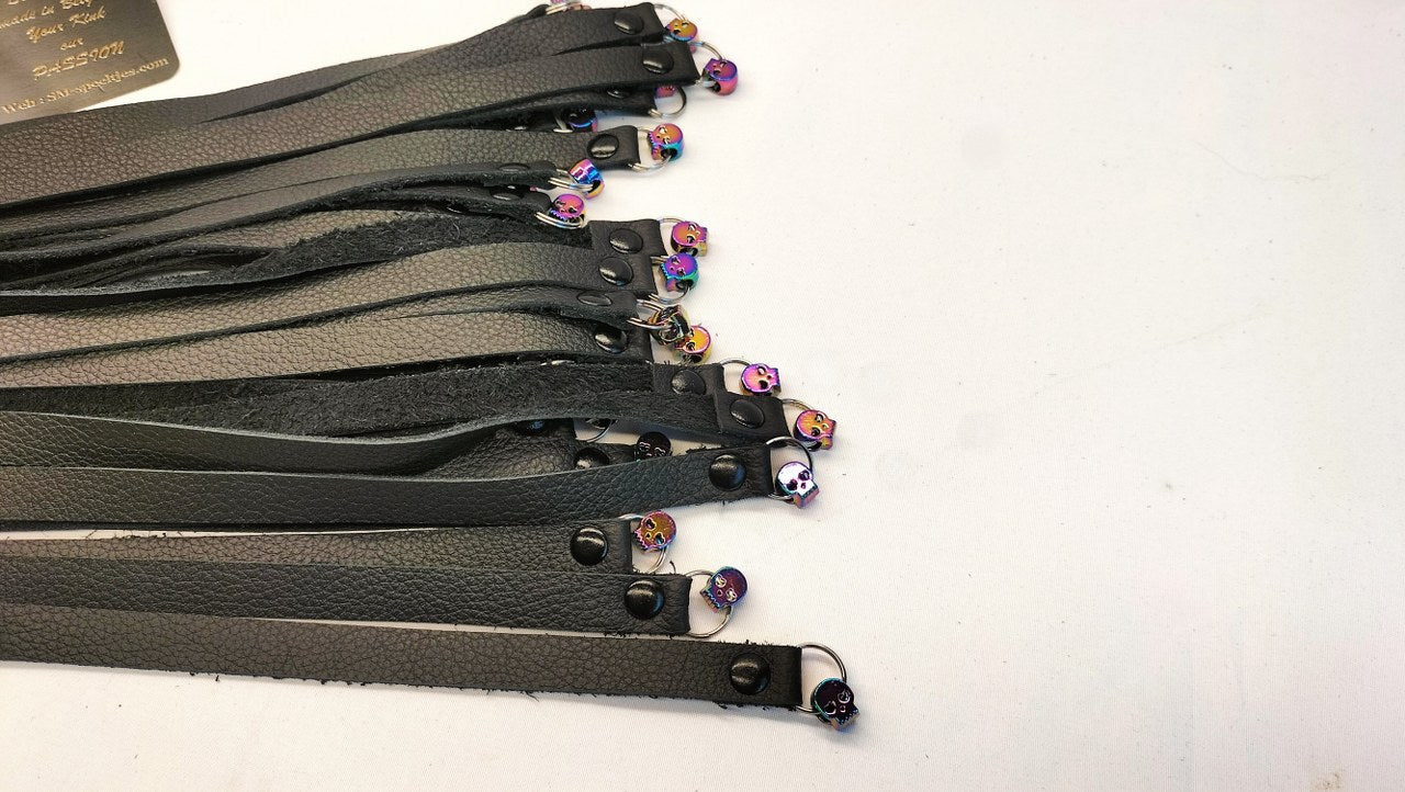 Zwarte Skull Flogger met 36 Rainbow RVS Skulls – 36 Falls Impact Zweep - Impact Play Flogger - SM - speeltjes