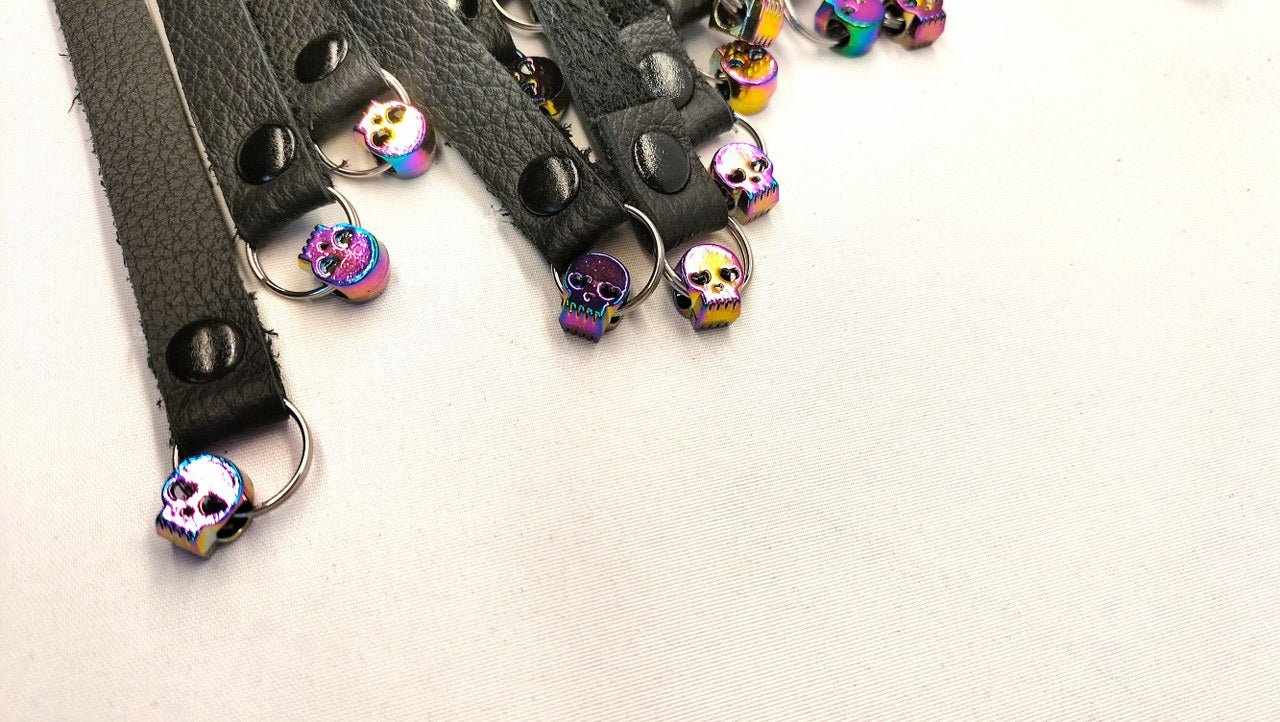 Zwarte Skull Flogger met 36 Rainbow RVS Skulls – 36 Falls Impact Zweep - Impact Play Flogger - SM - speeltjes