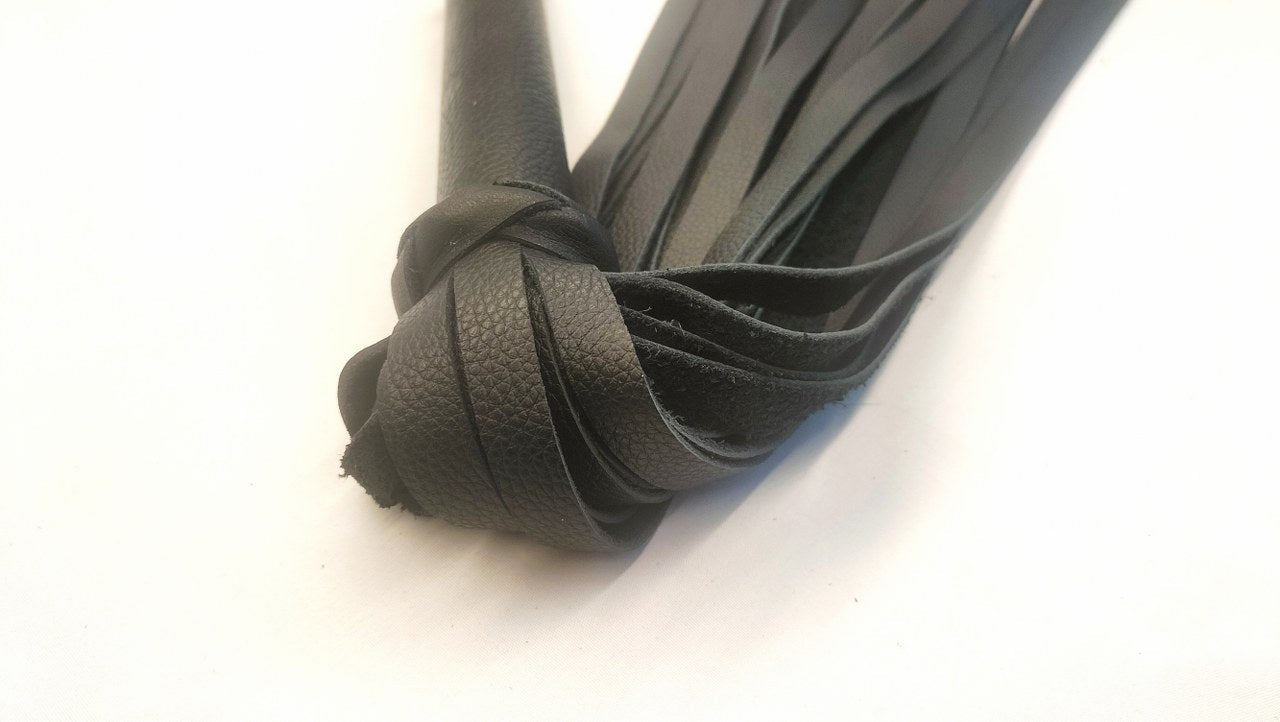 Zwarte Skull Flogger met 36 Rainbow RVS Skulls – 36 Falls Impact Zweep - Impact Play Flogger - SM - speeltjes