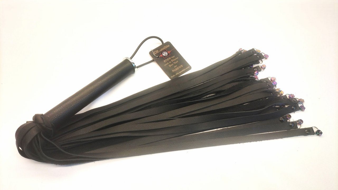 Zwarte Skull Flogger met 36 Rainbow RVS Skulls – 36 Falls Impact Zweep - Impact Play Flogger - SM - speeltjes