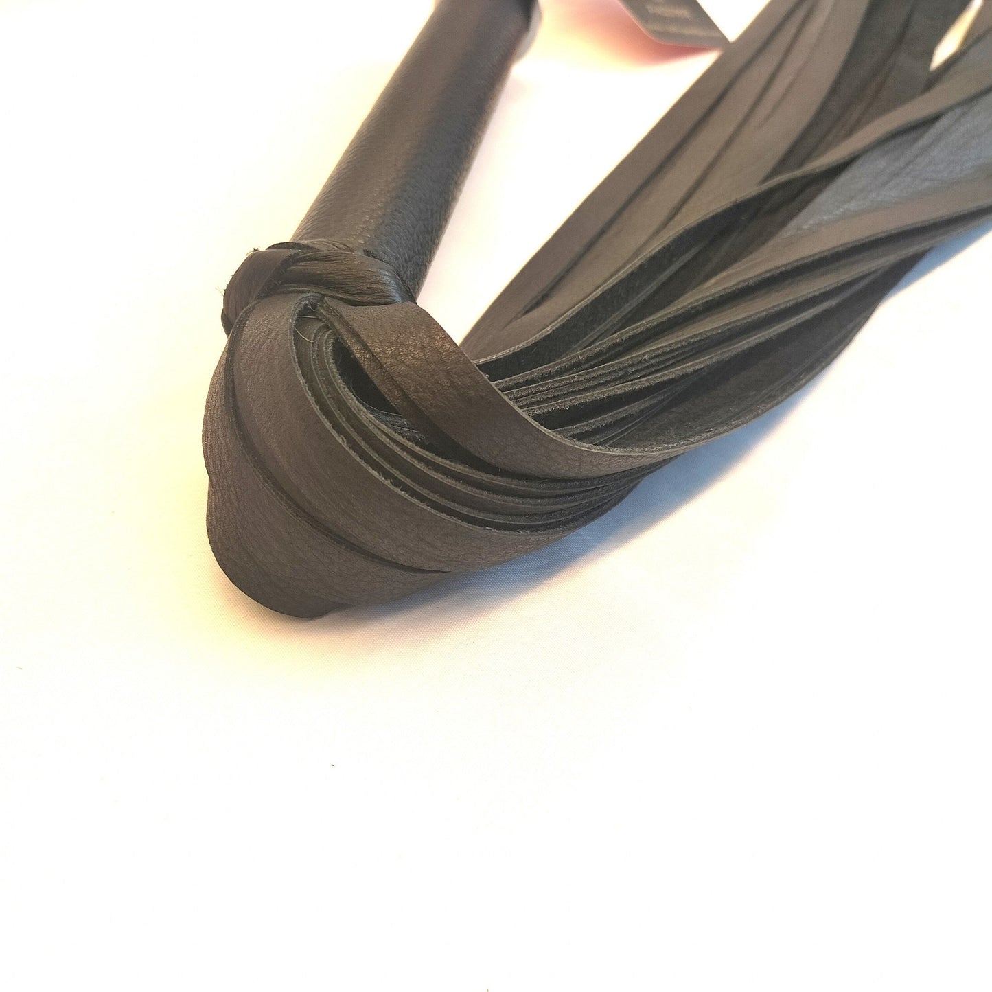 Zwarte Skull Flogger met 7 RVS Skulls – 36 Falls Impact Zweep - Impact Play Flogger - SM - speeltjes