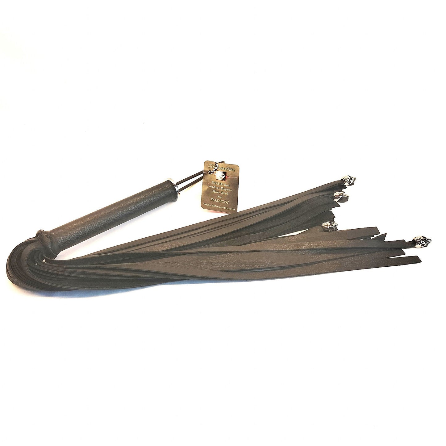 Zwarte Skull Flogger met 7 RVS Skulls – 36 Falls Impact Zweep - Impact Play Flogger - SM - speeltjes