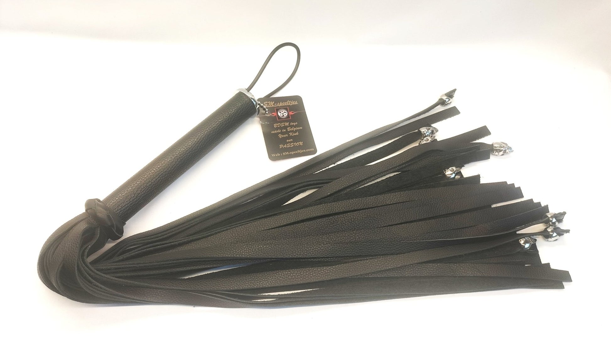 Zwarte Skull Flogger met 8 RVS Skulls – 36 Falls Impact Zweep - Impact Play Flogger - SM - speeltjes