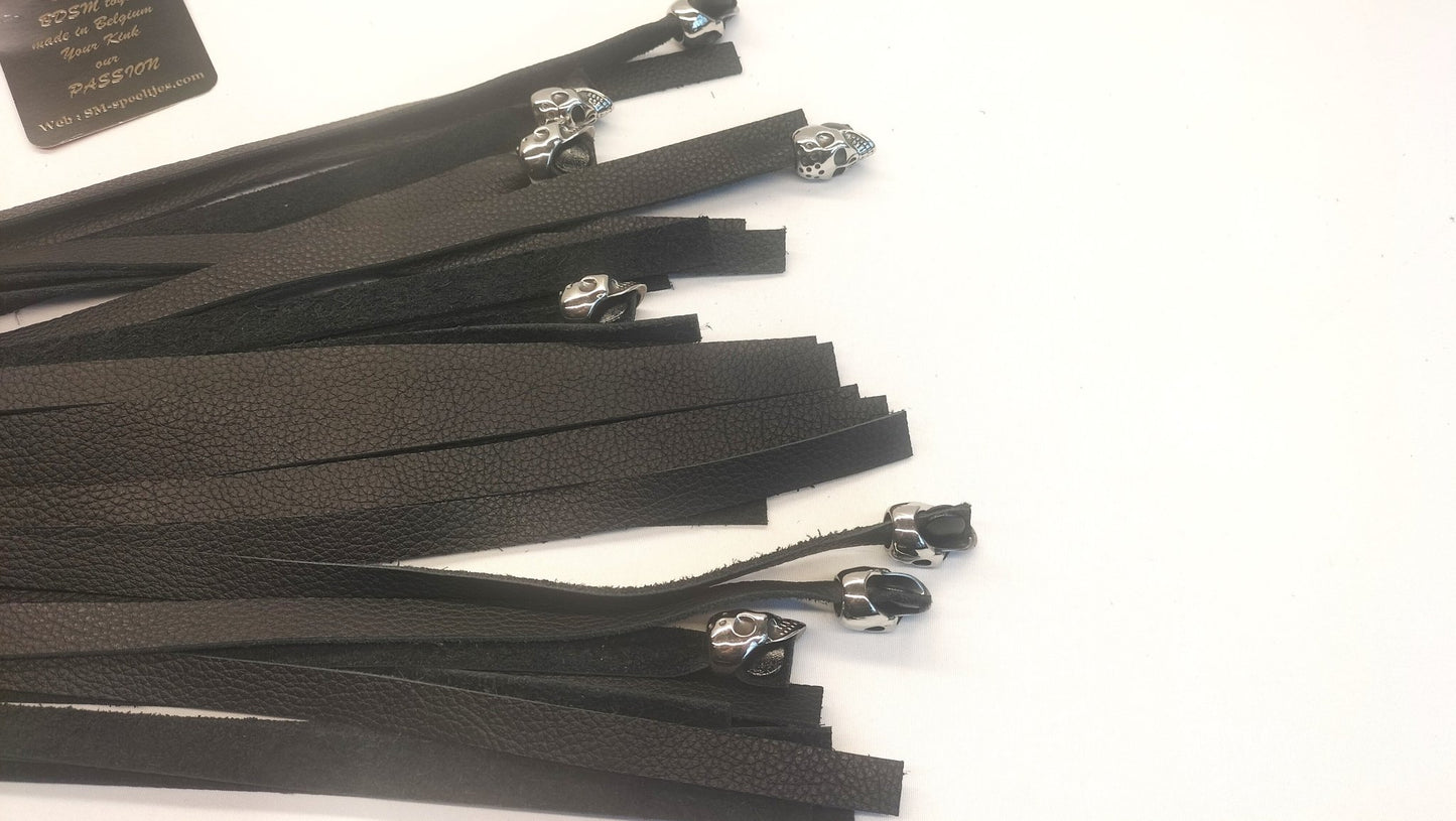 Zwarte Skull Flogger met 8 RVS Skulls – 36 Falls Impact Zweep - Impact Play Flogger - SM - speeltjes