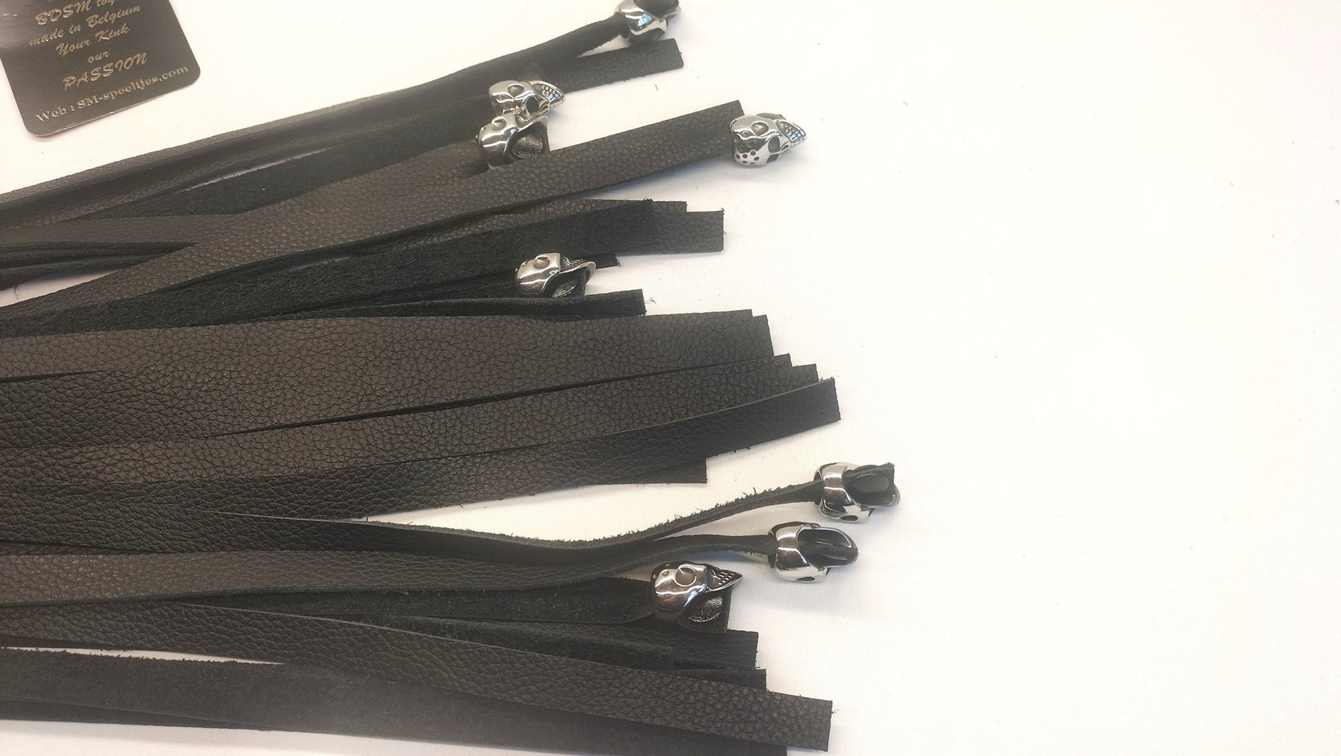 Zwarte Skull Flogger met 8 RVS Skulls – 36 Falls Impact Zweep - Impact Play Flogger - SM - speeltjes