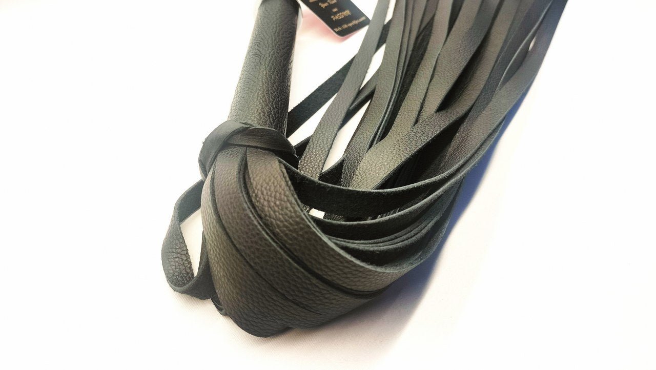 Zwarte Skull Flogger met 8 Zwarte RVS Skulls – 36 Falls Impact Zweep - Impact Play Flogger - SM - speeltjes