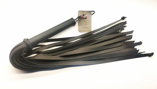 Zwarte Skull Flogger met 8 Zwarte RVS Skulls – 36 Falls Impact Zweep - Impact Play Flogger - SM - speeltjes