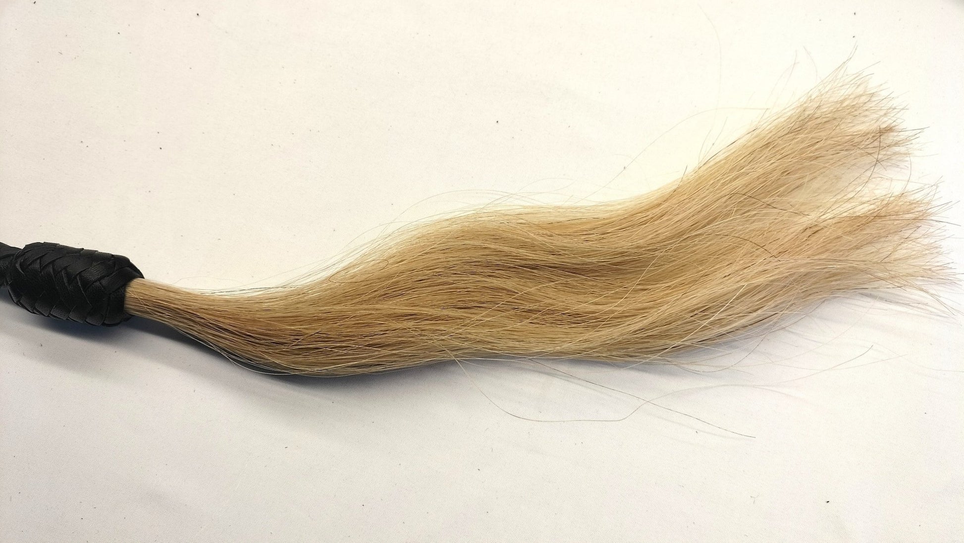Zwarte Snake Whip 105cm met Blond Koeienhaar - BDSM Zweep Flogger - Impact Play - SM - speeltjes