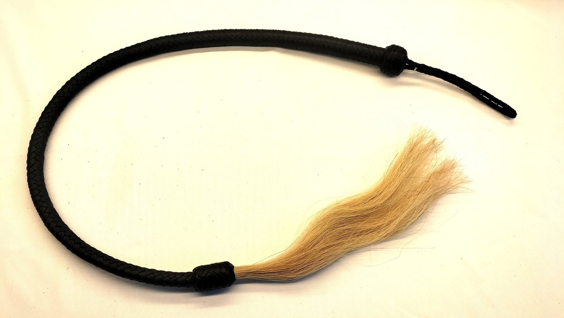 Zwarte Snake Whip 105cm met Blond Koeienhaar - BDSM Zweep Flogger - Impact Play - SM - speeltjes